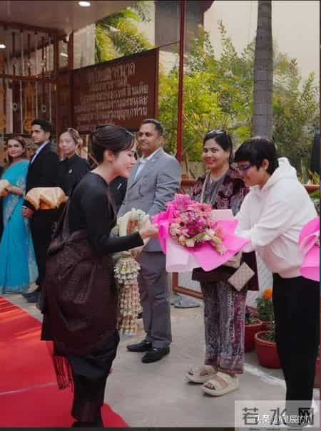 诗妮娜新造型美翻了，穿沙丽360度无死角，印度风体验卡风情万种