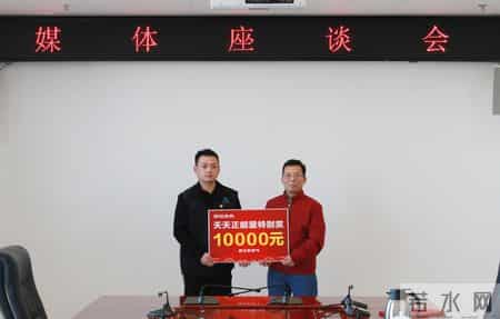 顺义干部京外勇救失火渔船获奖励，他把奖金全部捐出