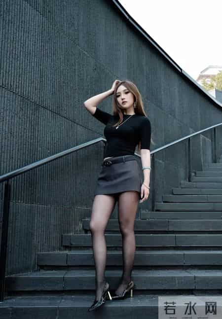 “薄黑 + 尖头鞋”，倚在栏杆旁，气场真的太绝了!