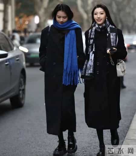 去了上海、杭州才发现：大衣下面不一定要搭长裤，这样穿会更时髦