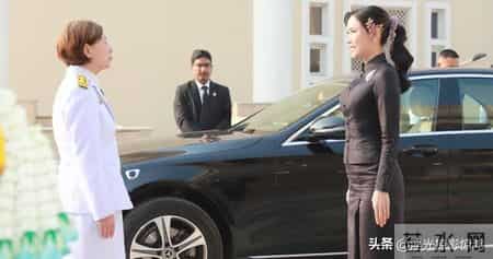 诗妮娜贵妃印度之行结束，4天换了5套造型，41岁生日复出试水成功