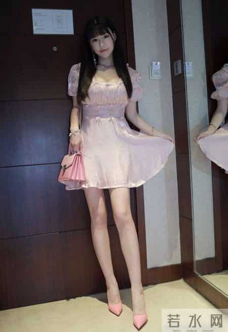 淡粉色缎面连衣裙，给人一种温柔、甜美的感觉，瞬间年轻几岁