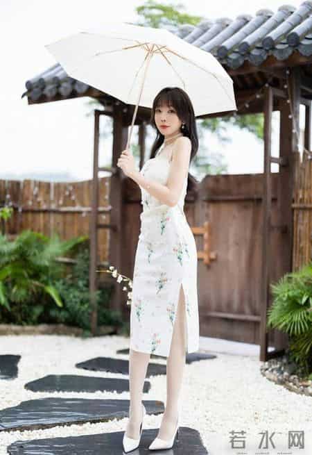 吊带的旗袍连衣裙，低调的色彩搭配素雅的印花，休闲雅致感十足