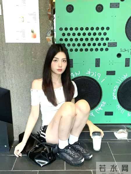 今年秋冬露肩衫＋运动裤＋厚底鞋，甜酷又随性，这样穿太绝了！