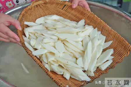 “冬天吃一根,腿脚站稳跟”,一次买25斤晒起来,泡水煮粥都很好