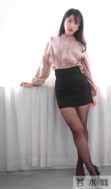 粉色的衬衫搭黑色包臀裙搭配一双黑色的高跟鞋不错的职场穿搭哦!