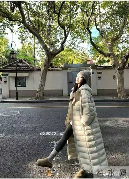 面包服、大衣都不时兴了，今年满街都在穿“排骨羽绒服”，特显瘦