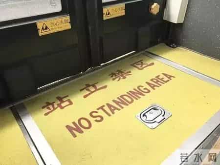 乘客在公交车站立禁区突遭对向车辆猛烈碰撞身亡！家属索赔，乘客承担次要责任