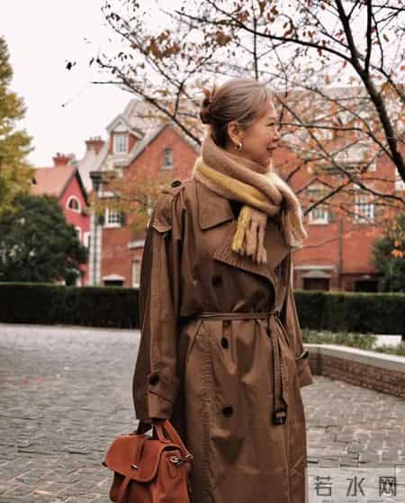 又发现一位超会穿的大姐，62岁打扮时髦洋气，不特别显年轻但气质