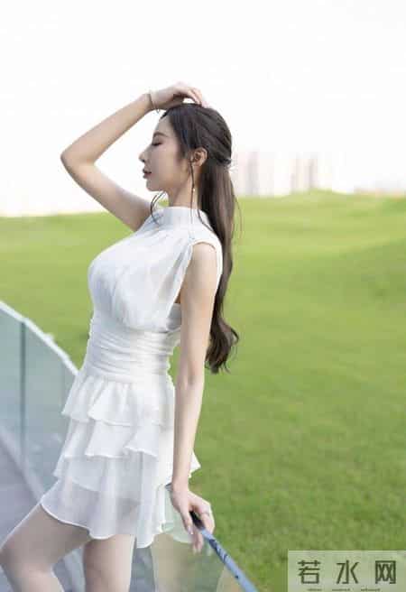 一条设计感满满的小白裙，兼顾上班和约会，让你日常通勤两不误