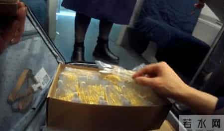 D914次列车抵达上海站,一箱近10千克黄金饰品落车上,一珠宝公司“马大哈”新员工险酿大祸
