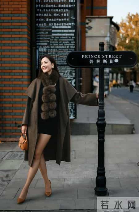 有气质的女人，都喜欢大衣里面配短裙，美的高级优雅！