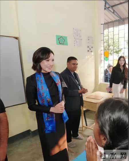 贵妃最后1站！印度小学做功德，戴爱马仕上万披肩 心情沉重不开心