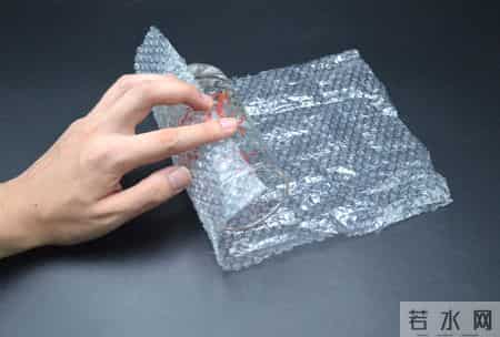 快递里的气泡垫不要扔，放卫生间和厨房作用真棒！实用又省钱