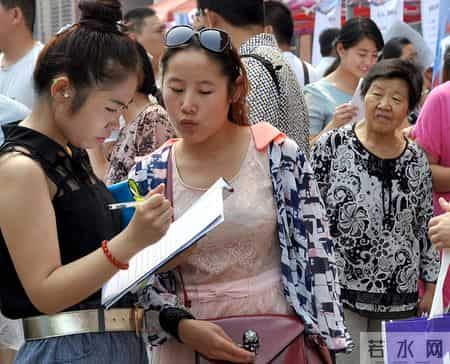 相亲上演荒诞局：闺蜜围坐，男人退场，谁真正被淘汰了？