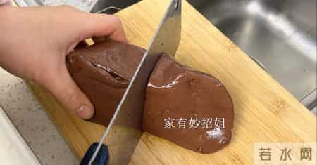 市场上的“假猪血”，是用什么做出来的？怎么才能一眼辨出真假？