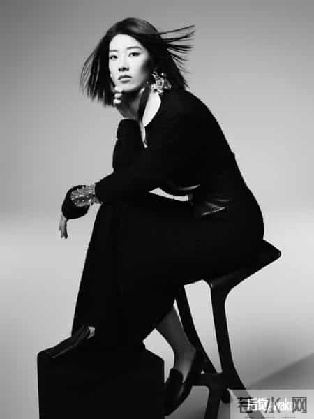 速滑运动员曲春雨封面大片写真，黑丝高跟穿搭女王范十足