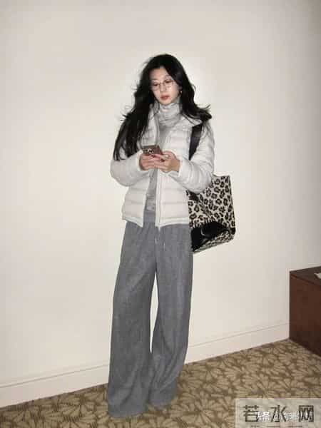 面包服、大衣都不时兴了，今年满街都在穿“排骨羽绒服”，特显瘦