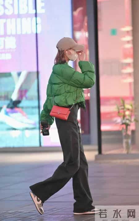 去上海发现，羽绒服没人搭小脚裤，满大街都在穿阔腿裤，高级时髦