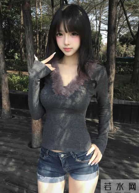 毛绒领上衣+牛仔热裤把“纯欲腿精感”焊在树林里了