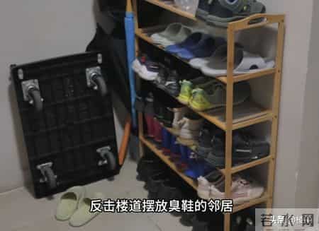 张家界女子挂婆婆遗像抗议邻居，遗像遭扔鸡蛋，丈夫踢翻鞋架