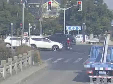 电动自行车“任性”闯红灯被撞，金山警方：非机动车主责