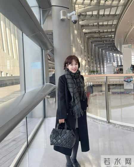 年纪越大越要打扮!看这位53岁姐姐穿衣温柔时髦,减龄10岁都不止