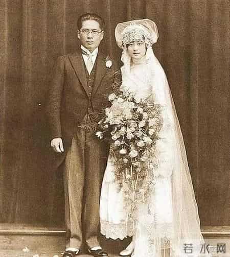 48张老照片看奇闻奇事，爱因斯坦合影卓别林，沙漠中的绿洲，在建中的埃菲尔铁塔