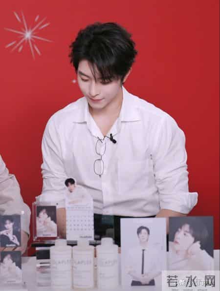 邱鼎杰直播白衬衫配金丝眼镜霸总范十足！衬衣褶皱多成槽点！