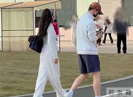 马龙夫妻俩带娃在广州逛完科技馆后，和岳父、岳母一起聚餐，认真挑海鲜，买完后付款很有人夫感