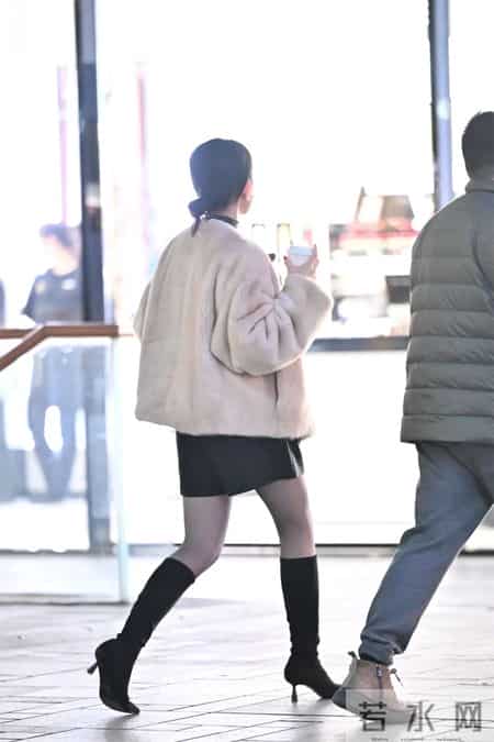 5厘米的黑色尖头细跟长靴，超薄黑色丝袜，黑色皮短裤