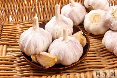 保存大蒜很简单，放一年不干瘪不发芽，方法很简单实用！