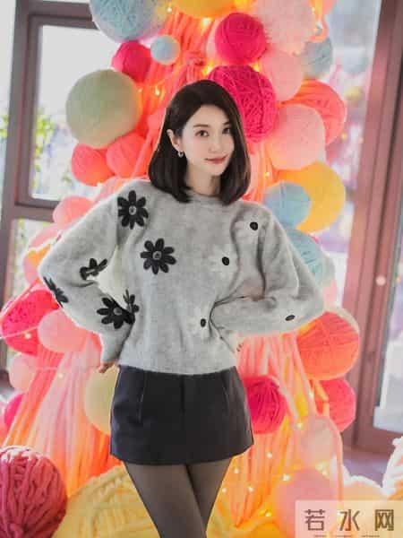 “浅灰色毛衣+皮短裙+长靴”，松弛感和精致感同时在线，真的爱惨啦！