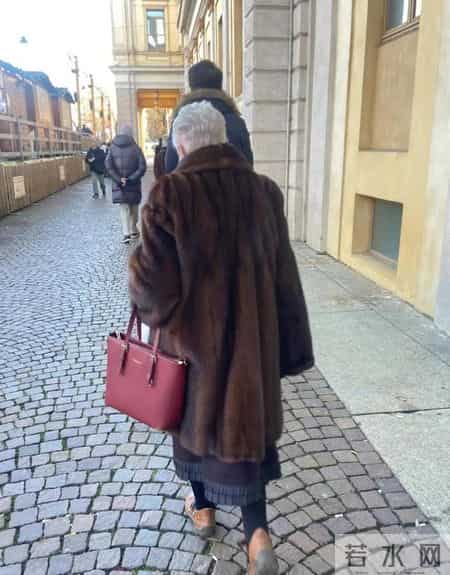 被法国奶奶的皮草大衣穿搭惊艳！配裤子、裙子都好看，特洋气显贵