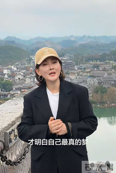 53岁牛莉户外穿搭：棒球帽+黑西装+阔腿裤，时髦又高级，品味真好