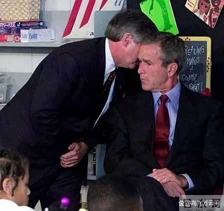 48张老照片看奇闻奇事，爱因斯坦合影卓别林，沙漠中的绿洲，在建中的埃菲尔铁塔