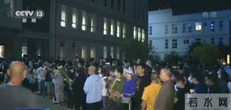 福建一男子殡仪馆抱着妻子遗像哭得悲痛欲绝，警察过来问道：你卡里的12万转给了谁？