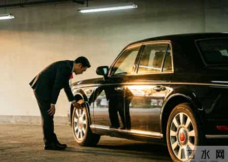 我开着红旗去机场接新上任的市长，路上被一辆法拉利恶意变道5次