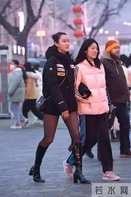 8厘米的黑色漆皮粗跟长靴，黑色打底裤，搭配黑色短款羽绒服