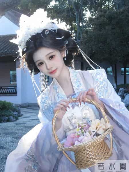 班师回朝那天，我换回女装，死对头嘲讽：殿下还有穿女装的癖好？