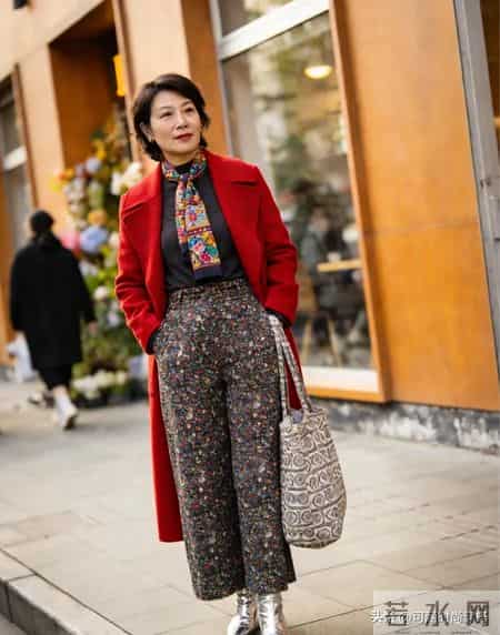 为什么红色大衣那么贵，却被你穿得那么土！这几组公式你照着穿！