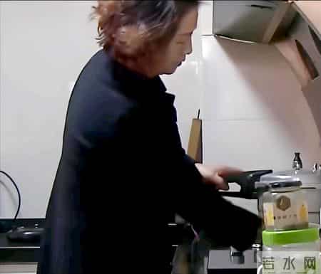 母亲被儿子打得鼻梁骨折！她还被公婆、丈夫打，3个原因不可忽视