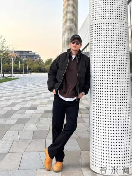 冬日这样穿绝啦，黑棉服叠穿咖卫衣，舒适感感爆棚，爱了爱了