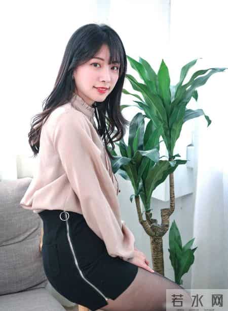 粉色的衬衫搭黑色包臀裙搭配一双黑色的高跟鞋不错的职场穿搭哦!