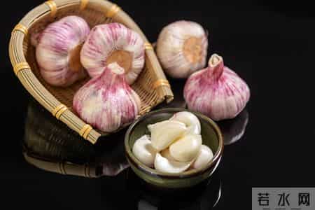 保存大蒜很简单，放一年不干瘪不发芽，方法很简单实用！