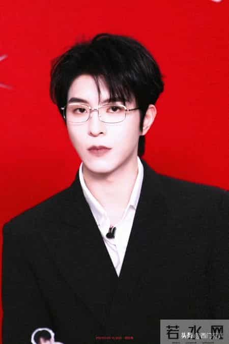 邱鼎杰直播白衬衫配金丝眼镜霸总范十足！衬衣褶皱多成槽点！