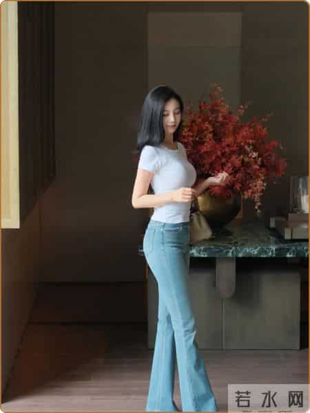 白T+微喇裤+小挎包”，真的，春夏就要这么穿，不用说话，气质已经先到位了！