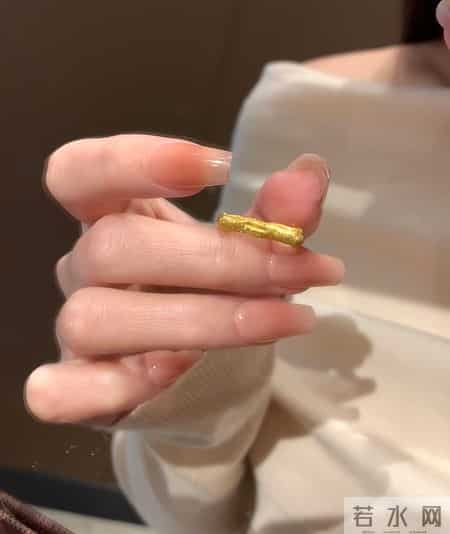 2.5克的"爆闪拉丝"黄金戒指超好看!丝绒质感,秀气简约又高级~