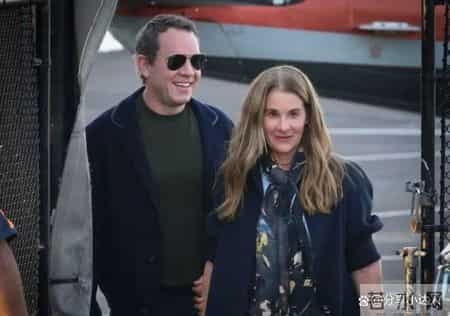 回顾：与小12岁男友甜蜜牵手，比尔盖茨前妻的 LV 老花穿搭，竟被嘲 “土豪感” 拉满