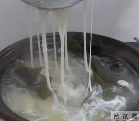重庆一女子买海带炖猪脚,结果煮到一半时被吓到,怎么有这么多的粘液,这锅汤还能喝吗?网友:可能是买的猪脚里注入了胶